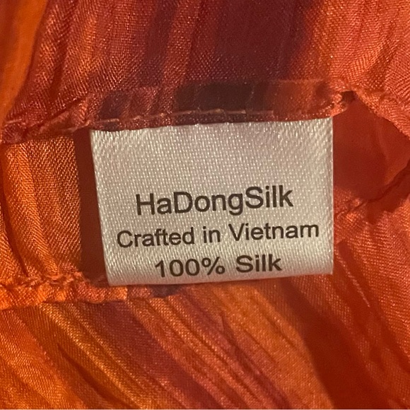 EUC 100% Silk Two-Toned Crinkle Scarf: Scarves Green Red & Orange - Accent Piece - Picture 3 of 8